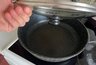 Миниатюра новости: Просто заливаю два пакетика кипятком – и сковородка как новая: от жира и нагара не остается и следа