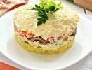 Вкуснее Оливье: этот слоеный салат с курицей и грибами съедается первым — идеальный рецепт для Нового года