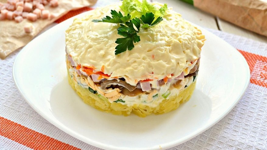 Главная картинка новости: Вкуснее Оливье: этот слоеный салат с курицей и грибами съедается первым — идеальный рецепт для Нового года