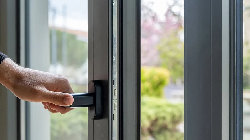 Главная картинка новости: Дует от балконной двери: мастер показал лайфхак с листом бумаги, который решает проблему за 10 минут