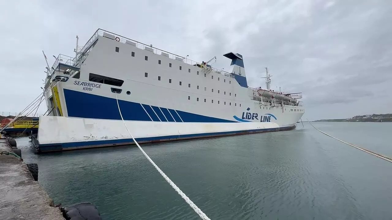 Главная картинка новости: Турецкий паром Sea Bridge прорвался через бюрократические барьеры: пассажиры сходят на сочинскую землю