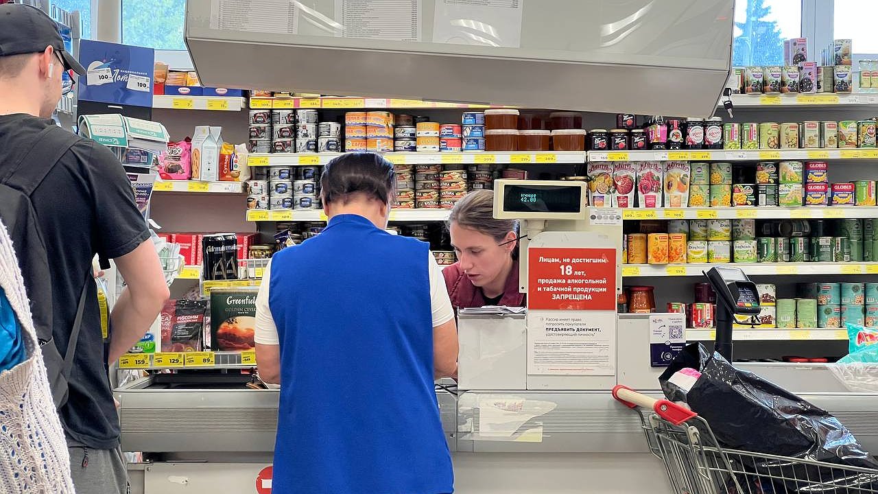 Главная картинка новости: «Вам чек нужен?»: почему никогда нельзя отказываться — 3 скрытых риска для вашего кошелька