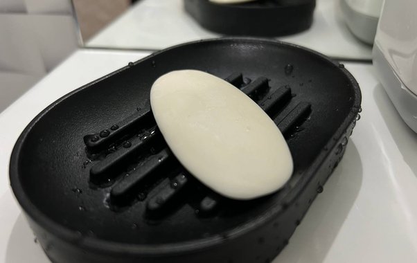 Обмылки больше не выбрасываю: гениальный лайфхак превращает их в мощное чистящее средство для всей квартиры