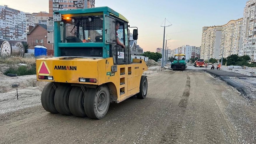 Главная картинка новости: Улица Горького, Абраусская дорога, подъезд к Раевской: какие трассы Новороссийска отремонтируют к 2026 году