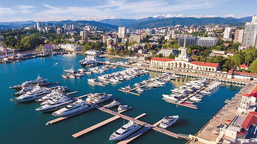 Главная картинка новости: Паром из Трабзона в Сочи развернули у берегов России: пассажиров эвакуируют самолетами