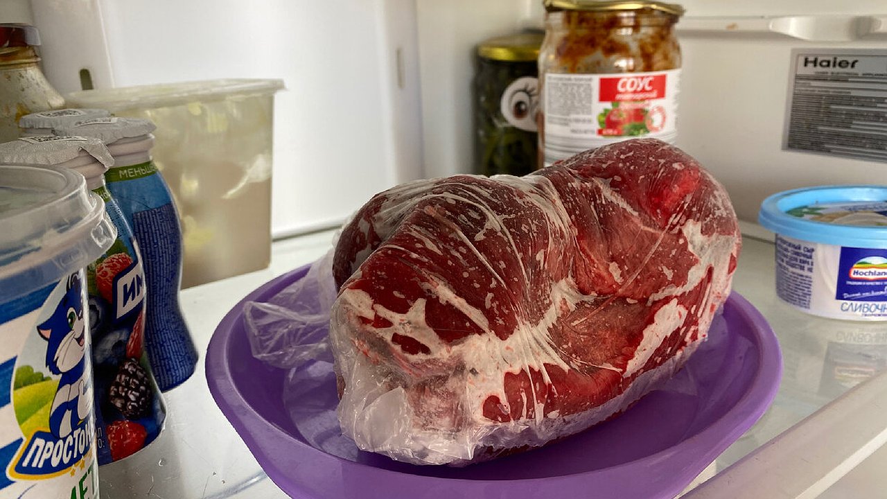 Главная картинка новости: Разморозил говядину из «Светофора» и ахнул: вот что скрывают ледяные брикеты за 200 рублей.