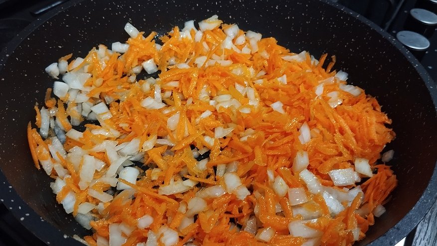 Главная картинка новости: Забудьте все, что знали: правильная последовательность обжарки лука и моркови, о которой вы не знали