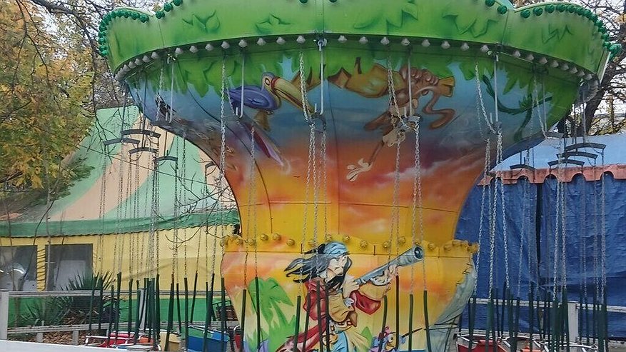 Главная картинка новости: Исторические аттракционы исчезают из новороссийского парка: карусели и паровозик демонтируют после окончания аренды