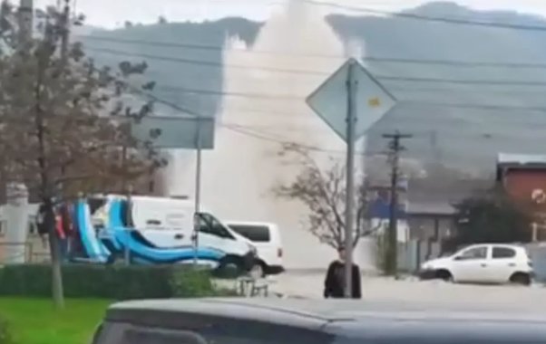 Гигантский фонтан на улице Пограничной: несколько дворов затоплено, а машины плавают после масштабной аварии в Новороссийске