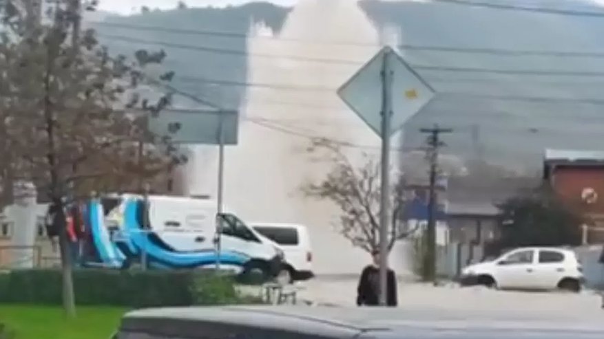 Главная картинка новости: Гигантский фонтан на улице Пограничной: несколько дворов затоплено, а машины плавают после масштабной аварии в Новороссийске