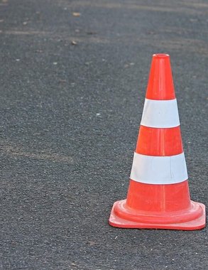 Женщина провалилась в яму в Новороссийске: кто ответит за опасные раскопки в центре города