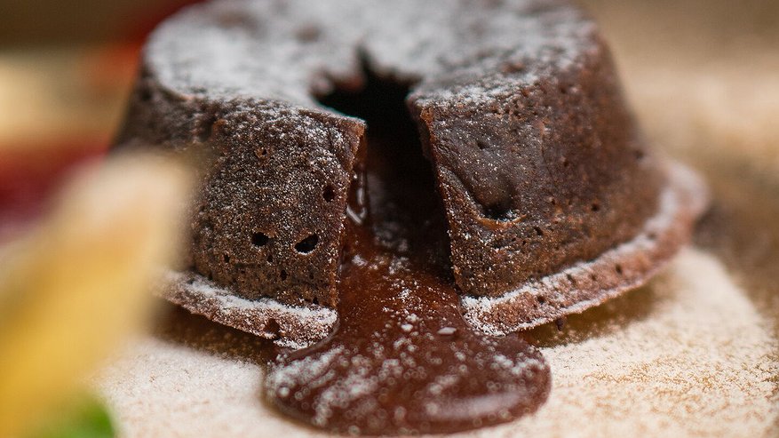 Главная картинка новости: Шедевр для гурманов: как приготовить мраморный шоколадный фондан с текучей начинкой