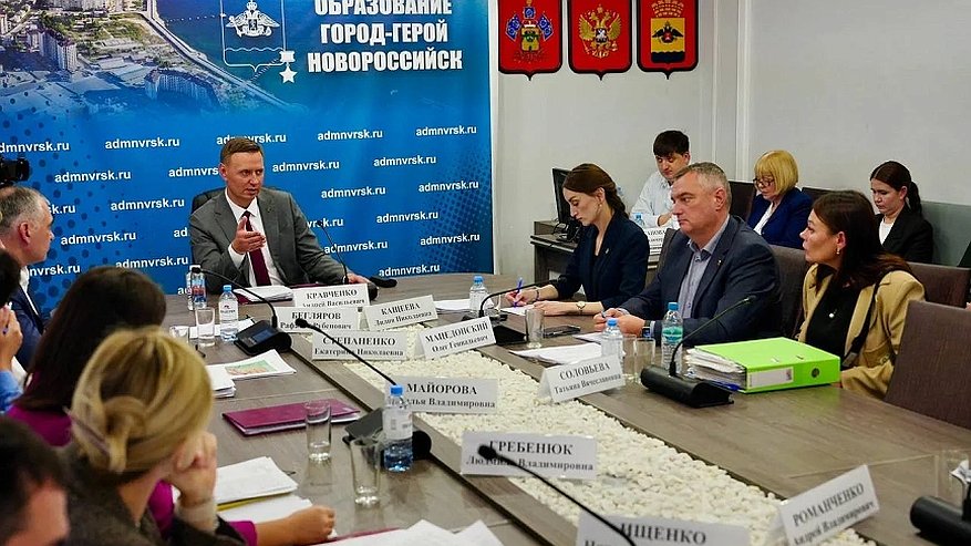 Главная картинка новости: Жители Новороссийска пришли к мэру с наболевшим: от проблем с водой до памятника героям СВО