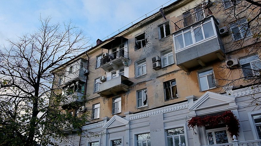 Главная картинка новости: Мужчина пострадал от дрона в Новороссийске: жена героя спасла его из горящей квартиры