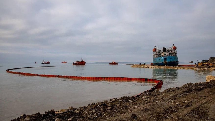 Главная картинка новости: Новых утечек с затонувших танкеров в Керченском проливе не зафиксировано