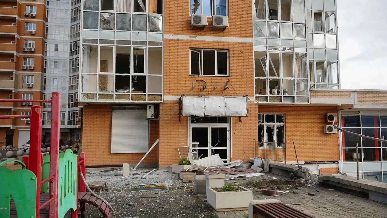 Главная картинка новости: В Новороссийске продолжаются поквартирные обходы в домах, пострадавших от падения обломков БПЛА