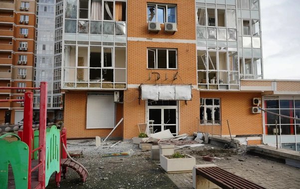 В Новороссийске продолжаются поквартирные обходы в домах, пострадавших от падения обломков БПЛА