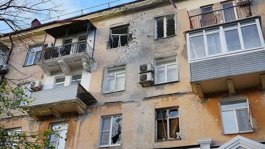 Главная картинка новости: Десятки квартир в Новороссийске пострадали от обломков дронов: опубликованы результаты обходов