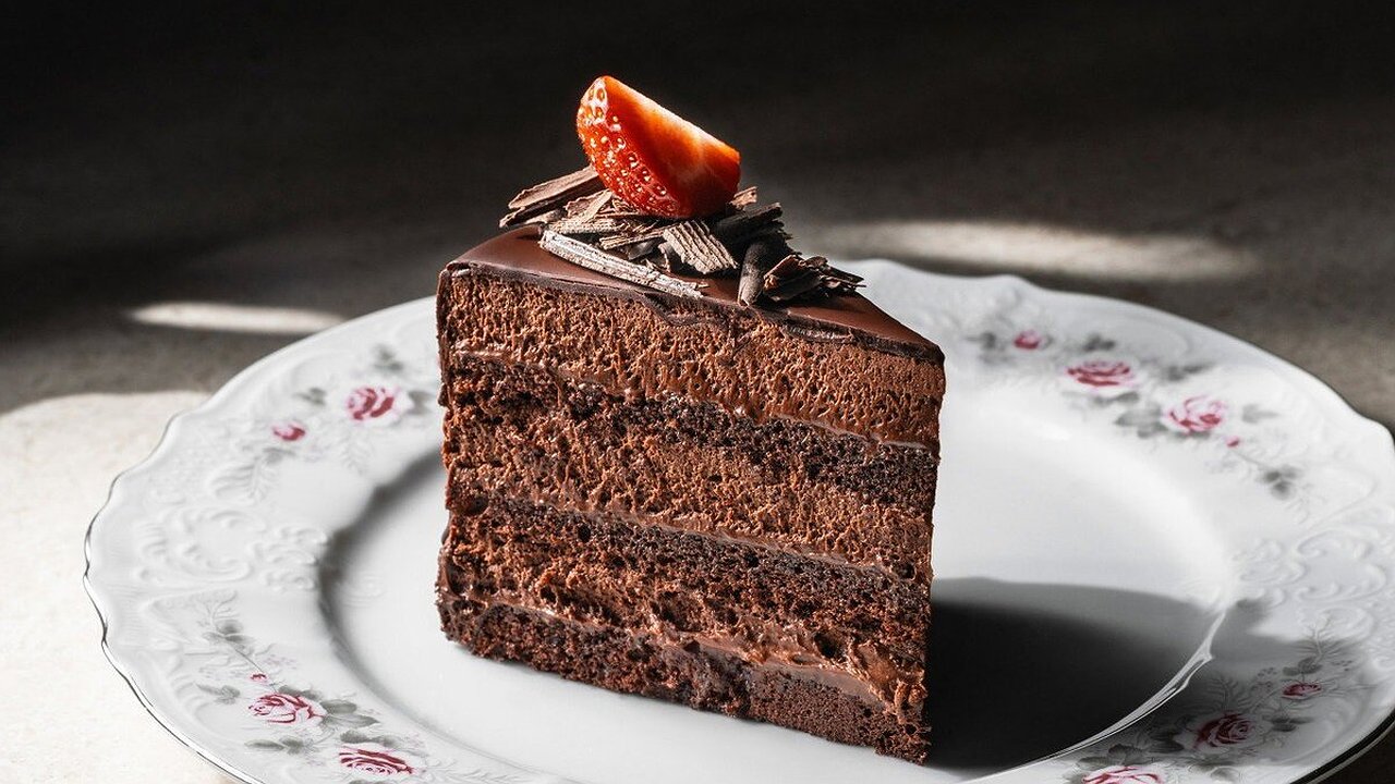 Главная картинка новости: Торт «Шоколадное облако»: нежнейший бисквит на сметане с кремом из варёной сгущёнки