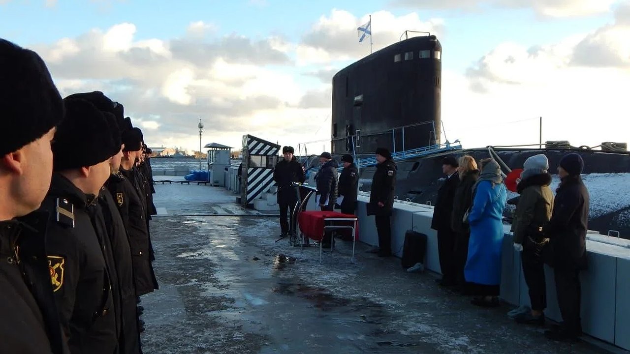 Главная картинка новости: Экипаж подлодки «Новороссийск» отметил 11-летие подъема Военно-морского флага