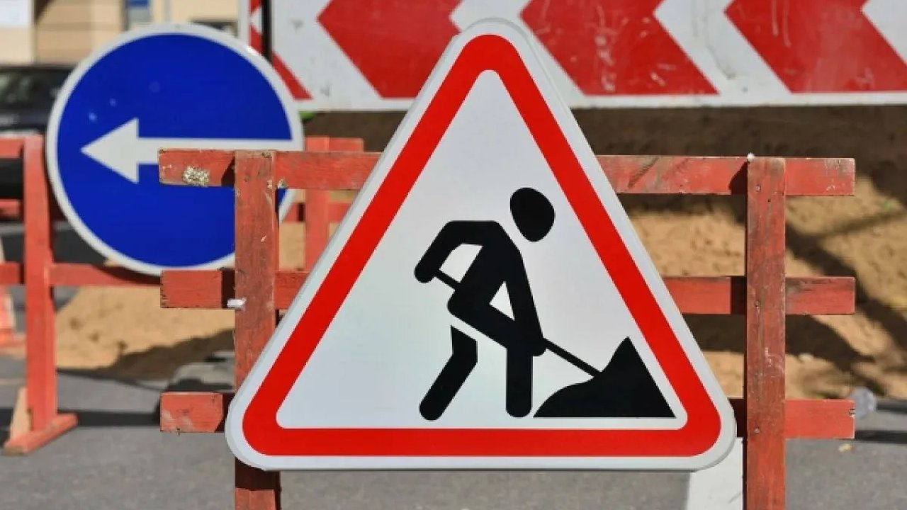 Главная картинка новости: Дорожный коллапс в Новороссийске: траншея на улице Мира снова задерживается. Объясняем, почему её не закопают до зимы