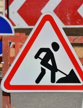 Дорожный коллапс в Новороссийске: траншея на улице Мира снова задерживается. Объясняем, почему её не закопают до зимы