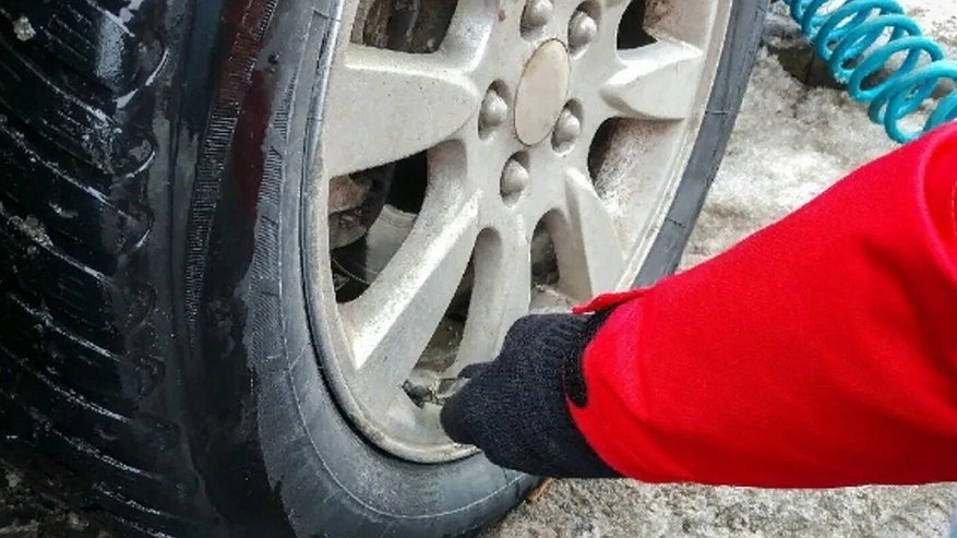 Главная картинка новости: Как правильно накачать зимние шины, чтобы уменьшить износ — рекомендации опытных автомехаников