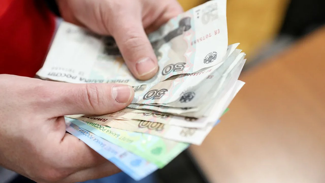 Главная картинка новости: Теперь отдаём по 100 рублей в день: в России утвердили новый платеж