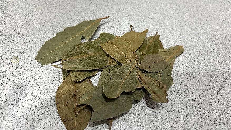 Главная картинка новости: Кипячу лавровый лист перед уборкой по совету мамы — лучший домашний лайфхак из моей коллекции