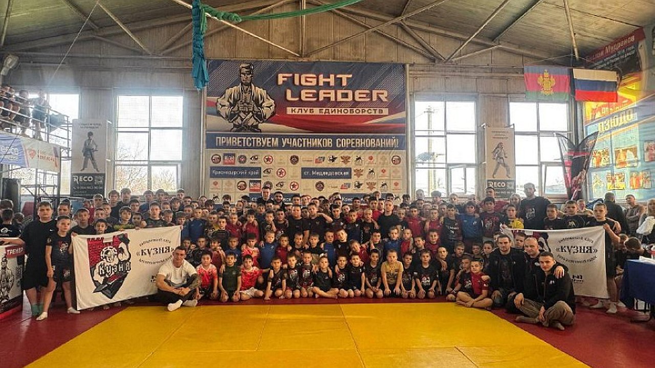 Главная картинка новости: Воспитанники казачьего центра «Ермак» завоевали 18 наград на краевых соревнованиях по ММА