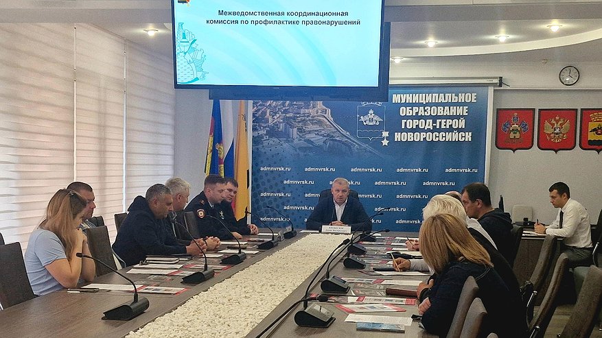 Главная картинка новости: В Новороссийске полиция и торговые центры объединились против мошенников и фальшивых денег