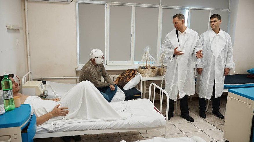 Главная картинка новости: Кравченко посетил новороссийцев, пострадавших от атаки дронов