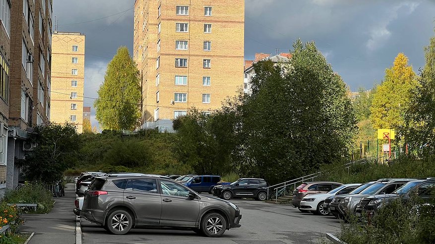 Главная картинка новости: Штраф за неоплаченную парковку во дворе. Кто виноват, если машину сфотографировали? Как доказать свою правоту