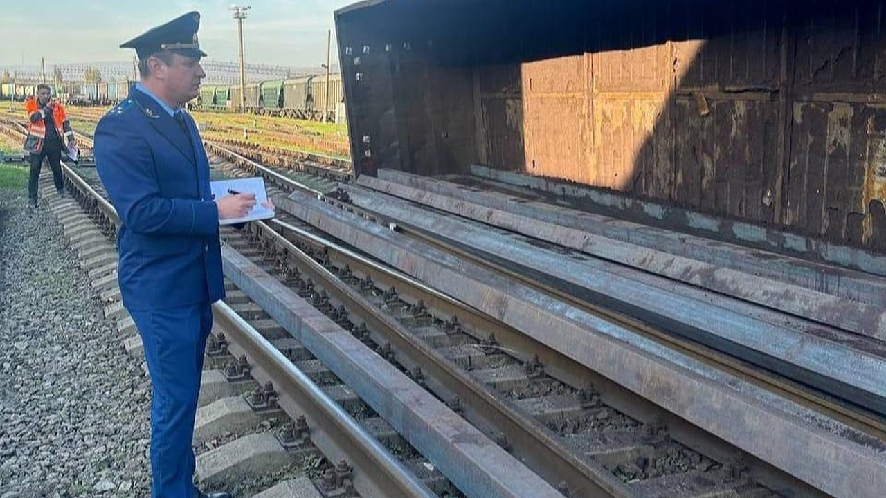 Главная картинка новости: Два грузовых вагона сошли с рельсов в Новороссийске