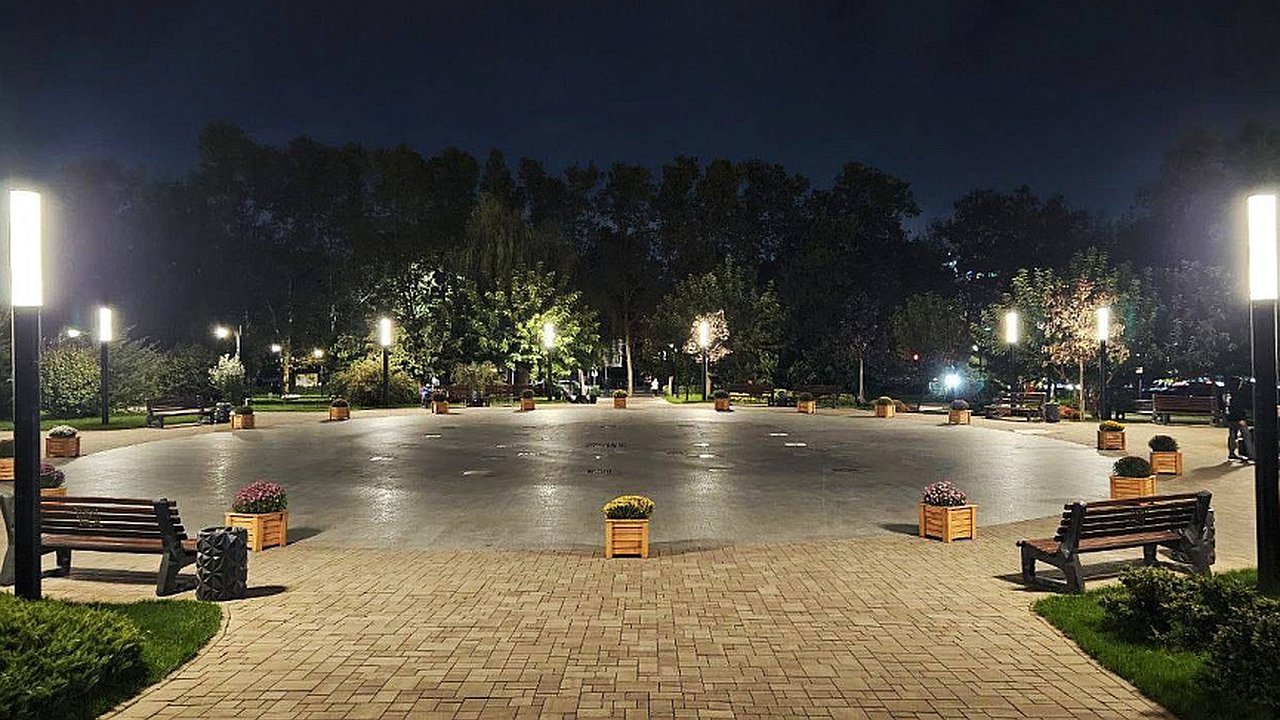 Главная картинка новости: В центре Новороссийска сквер Чайковского засиял новыми световыми инсталляциями