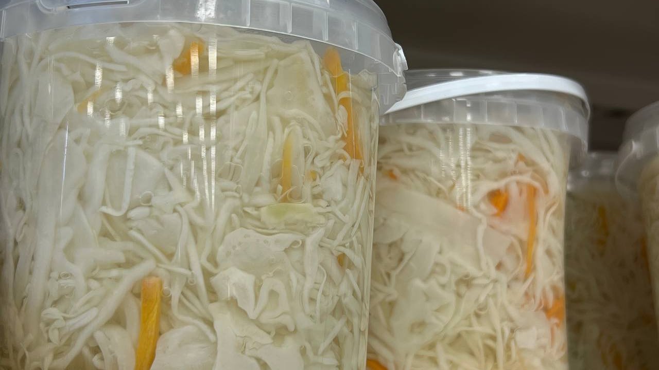 Главная картинка новости: Квашеная капуста для тех, у кого вечно не выходит: хрустящая, сочная, идеальная — рецепт для "неумек"