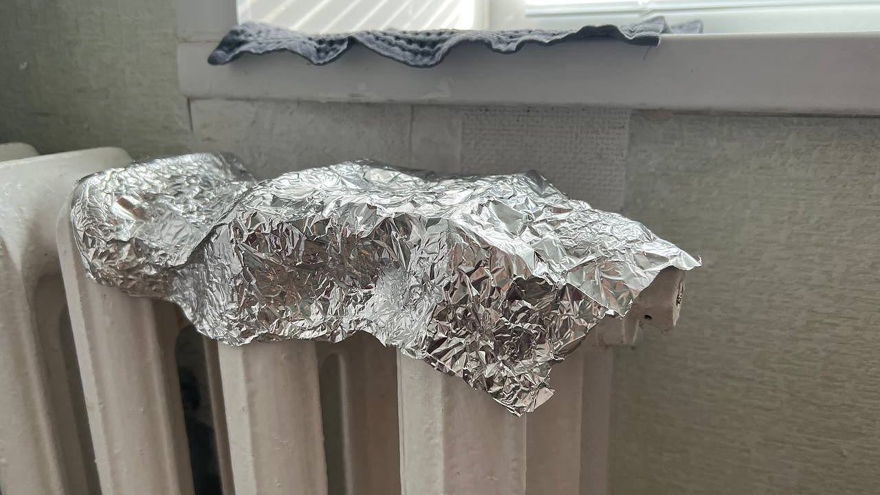 Главная картинка новости: Кладём кусок фольги за батарею — и вторую зиму платим за отопление на 20% меньше