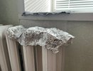 Кладём кусок фольги за батарею — и вторую зиму платим за отопление на 20% меньше