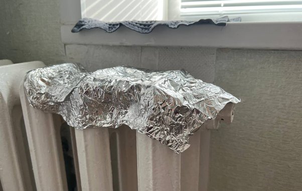 Кладём кусок фольги за батарею — и вторую зиму платим за отопление на 20% меньше