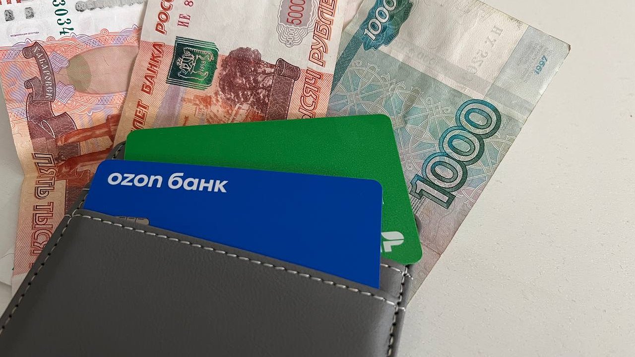 Главная картинка новости: Кому переведут зарплату за декабрь досрочно: отвечаем, кто получит деньги ещё до Нового года