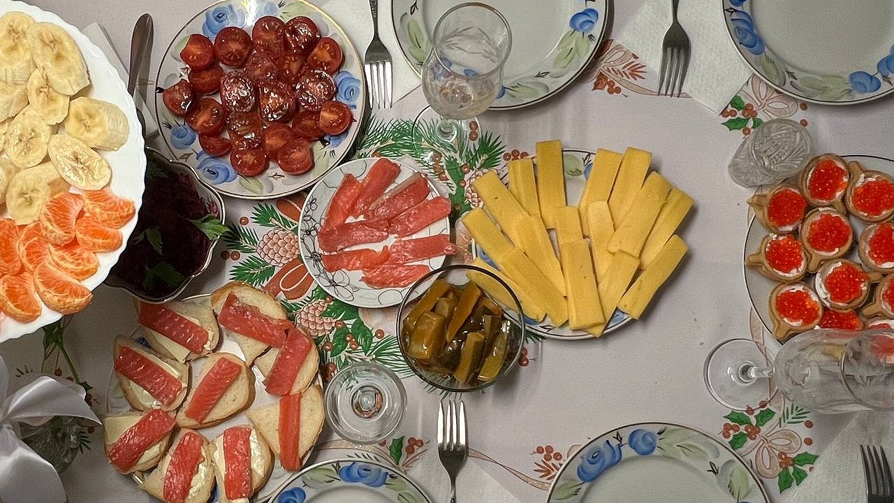 Главная картинка новости: Салат "Грива" с черносливом — главный хит на Новый год: запоминайте рецепт навсегда