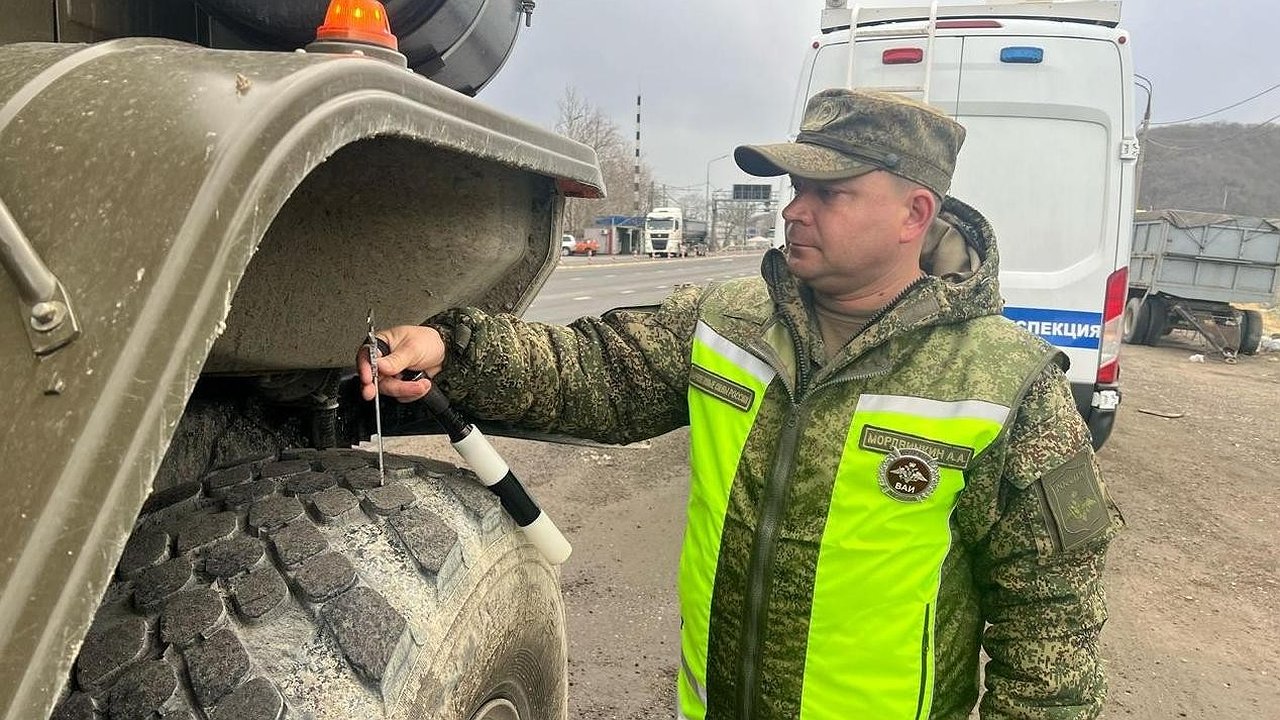 Главная картинка новости: В Новороссийске военные инспекторы выявили серию нарушений у водителей армейского транспорта