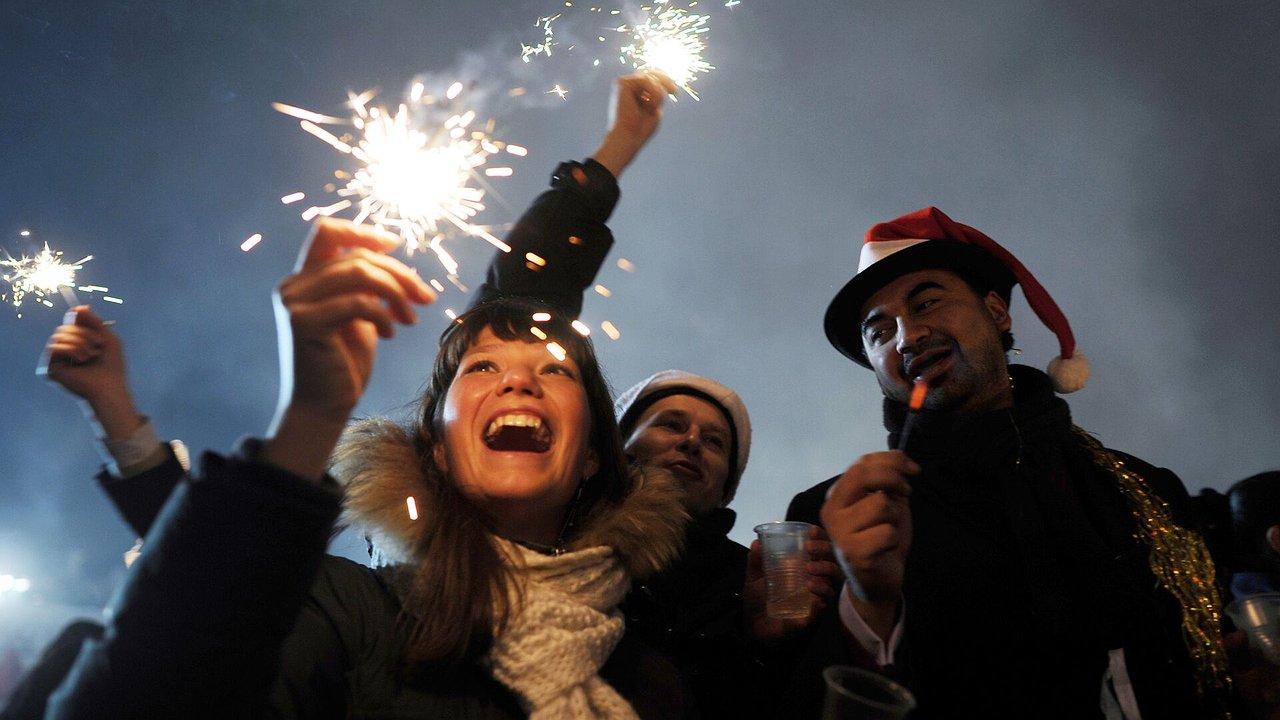 Главная картинка новости: Эксперт по ЖКХ рассказал, можно ли в Новороссийске пить во дворе на Новый год