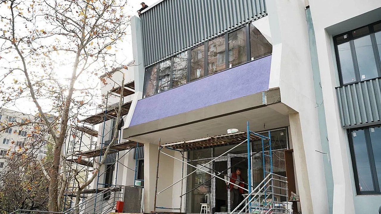 Главная картинка новости: Центр для молодёжи обновляют: мэр Новороссийска проконтролировал ремонт