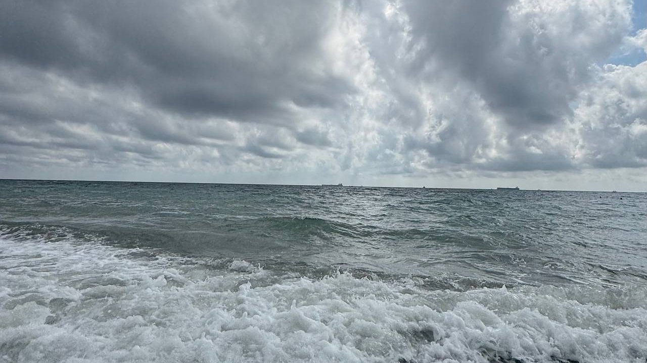 Главная картинка новости: На улице холодает, а море тёплое: какая температура воды на кубанских курортах в начале декабря