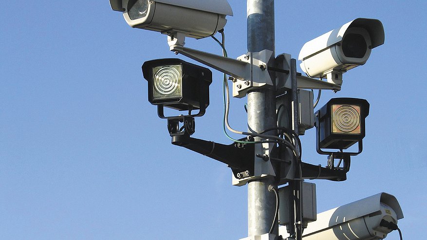 Главная картинка новости: В Совфеде предложили оградить должностных лиц от штрафов с камер