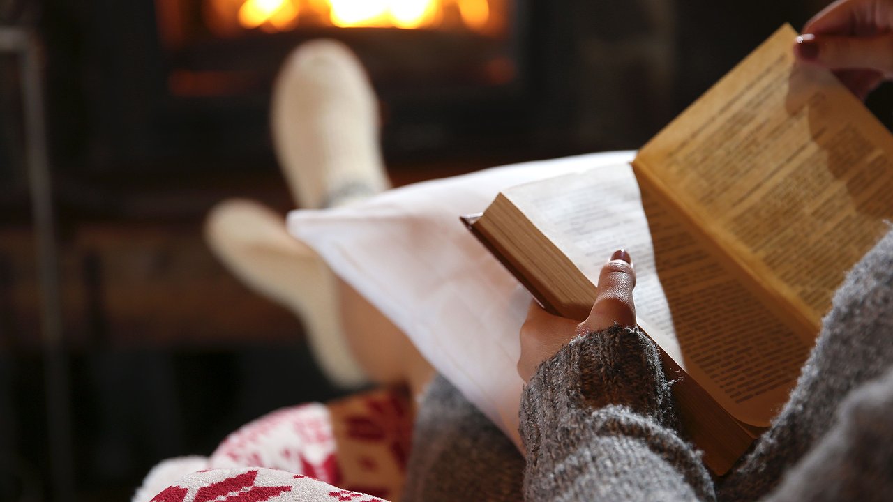 Главная картинка новости: Топ-8 книг для зимних вечеров: создаём атмосферу уюта и глубокого погружения