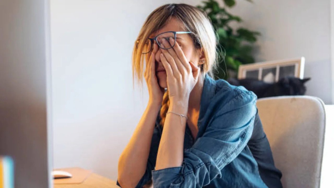 Главная картинка новости: Постоянная усталость и туман в голове: как стресс разрушает гормоны и что делать для восстановления энергии