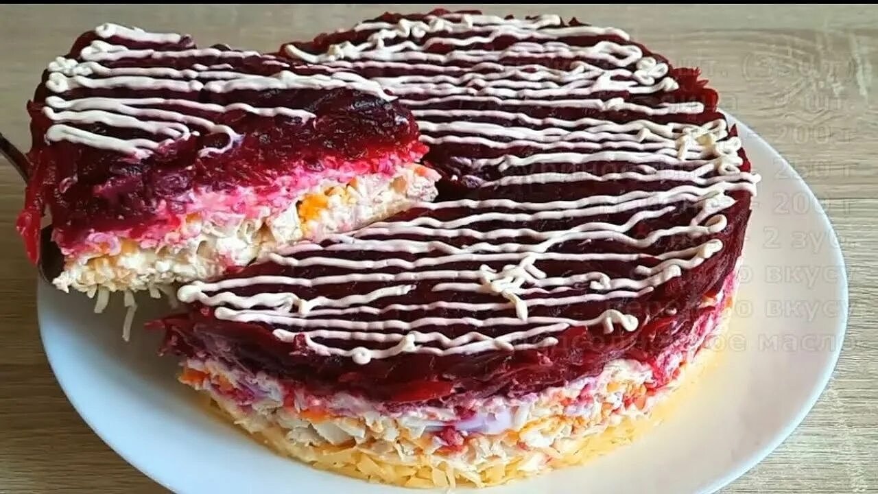 Главная картинка новости: «Свежая шуба»: лёгкий слоёный салат с курицей