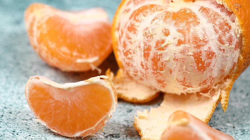 Главная картинка новости: Не ведитесь на цвет: эксперт раскрыл 3 признака, по которым продавцы втюхивают кислые и гнилые мандарины